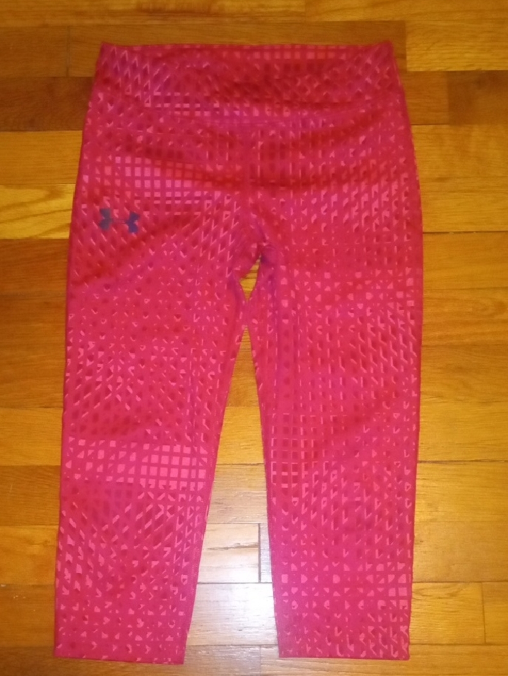 women xs Under Armour drifit pink capri leggings